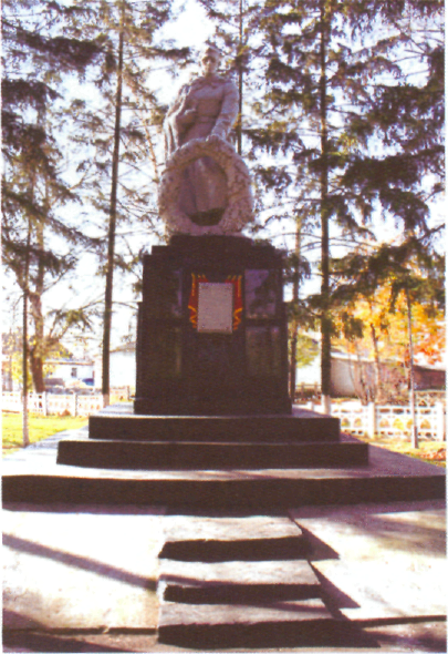 Братская могила советских воинов, 

погибших в боях с фашистскими захватчиками

(улица Победы у железнодорожного вокзала)
