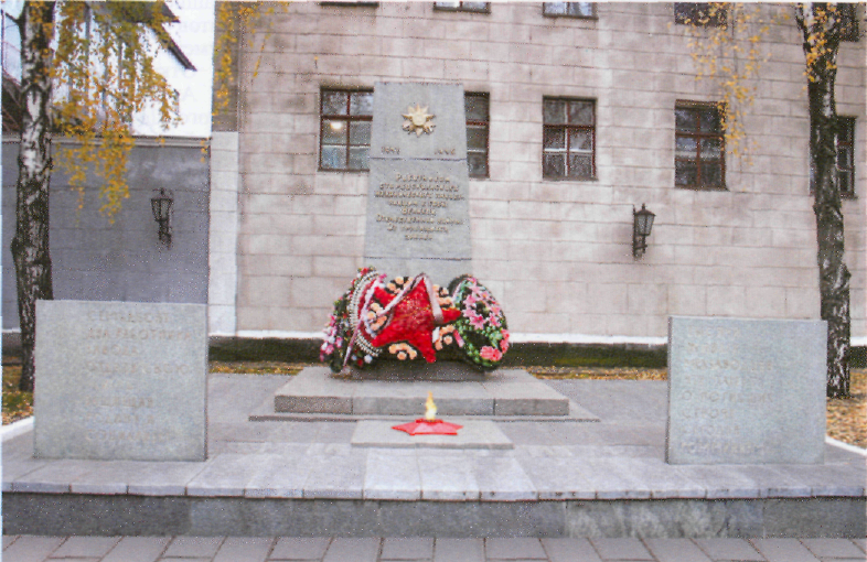 Памятник 72 работникам Старооскольского механического завода, погибшим в годы Великой Отечественной войны

(улица Ленина) 
