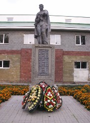  Братская могила советских воинов, 

 погибших в боях с фашистскими захватчиками

 (проспект Комсомольский)
