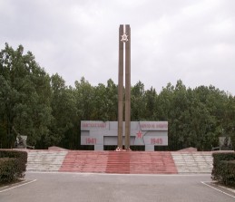 Братская могила советских воинов, 

погибших в боях с фашистскими захватчиками

(Мемориальный комплекс "Атаманский лес") 
