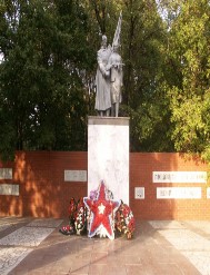 Братская могила советских воинов, 

погибших в боях с фашистскими захватчиками №1 

(улица Ленина)
